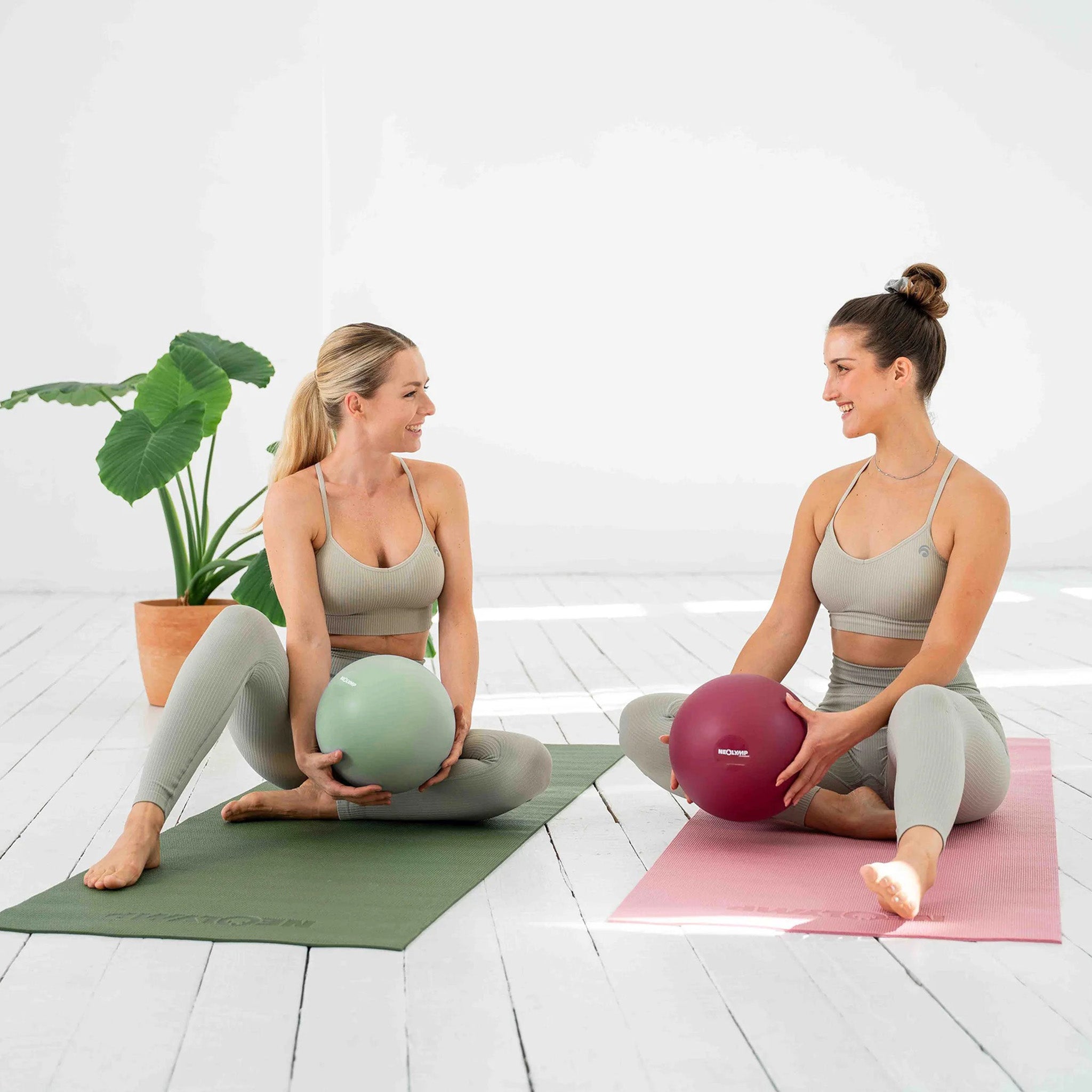 Pilatesball 20 cm - aus Silikon, inkl. Ballpumpe - Matcha - Sportgerät von NEOLYMP | Fitnessequipment und Sportartikel