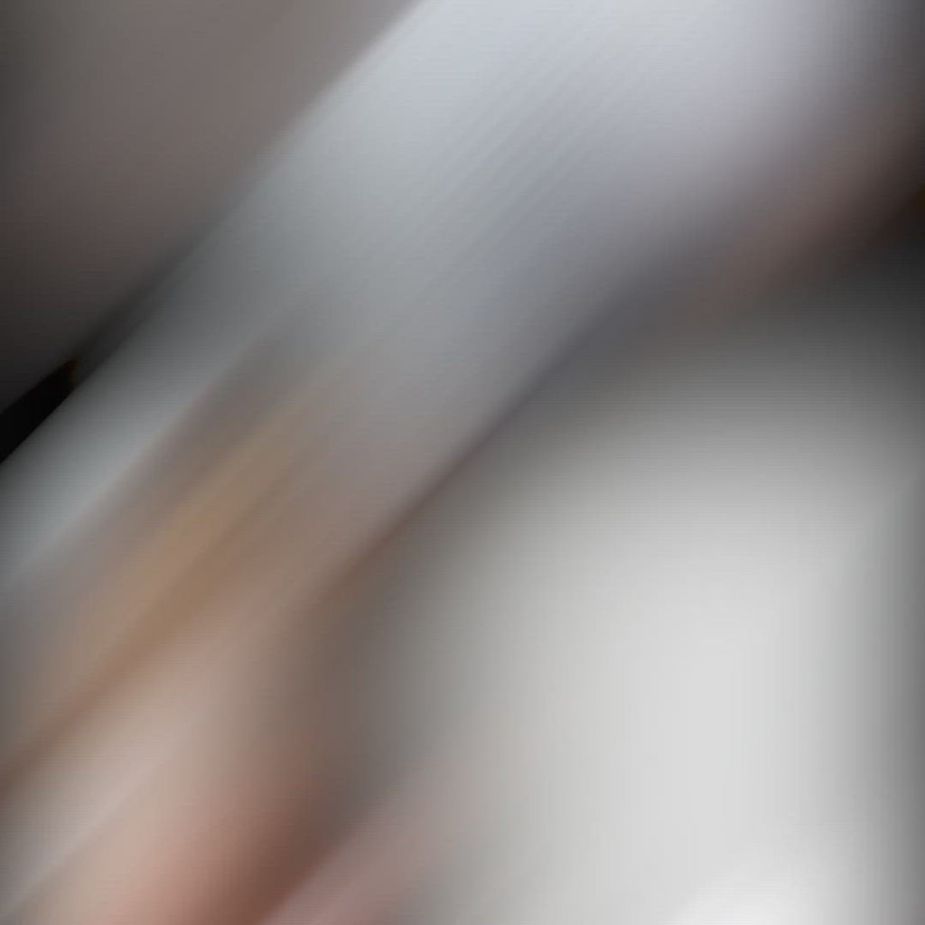 Eine Person trainiert  mit einem langen Fitnessband aus Stoff
