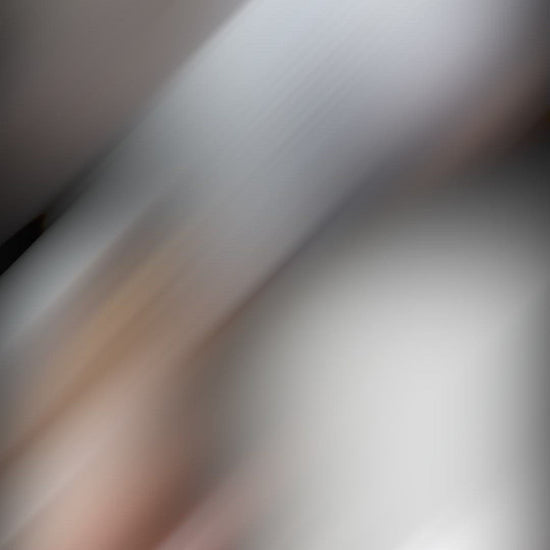 Eine Person trainiert  mit einem langen Fitnessband aus Stoff